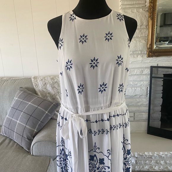 Beautiful white and blue Ann Taylor Loft dress size small. - Picture 3 of 10